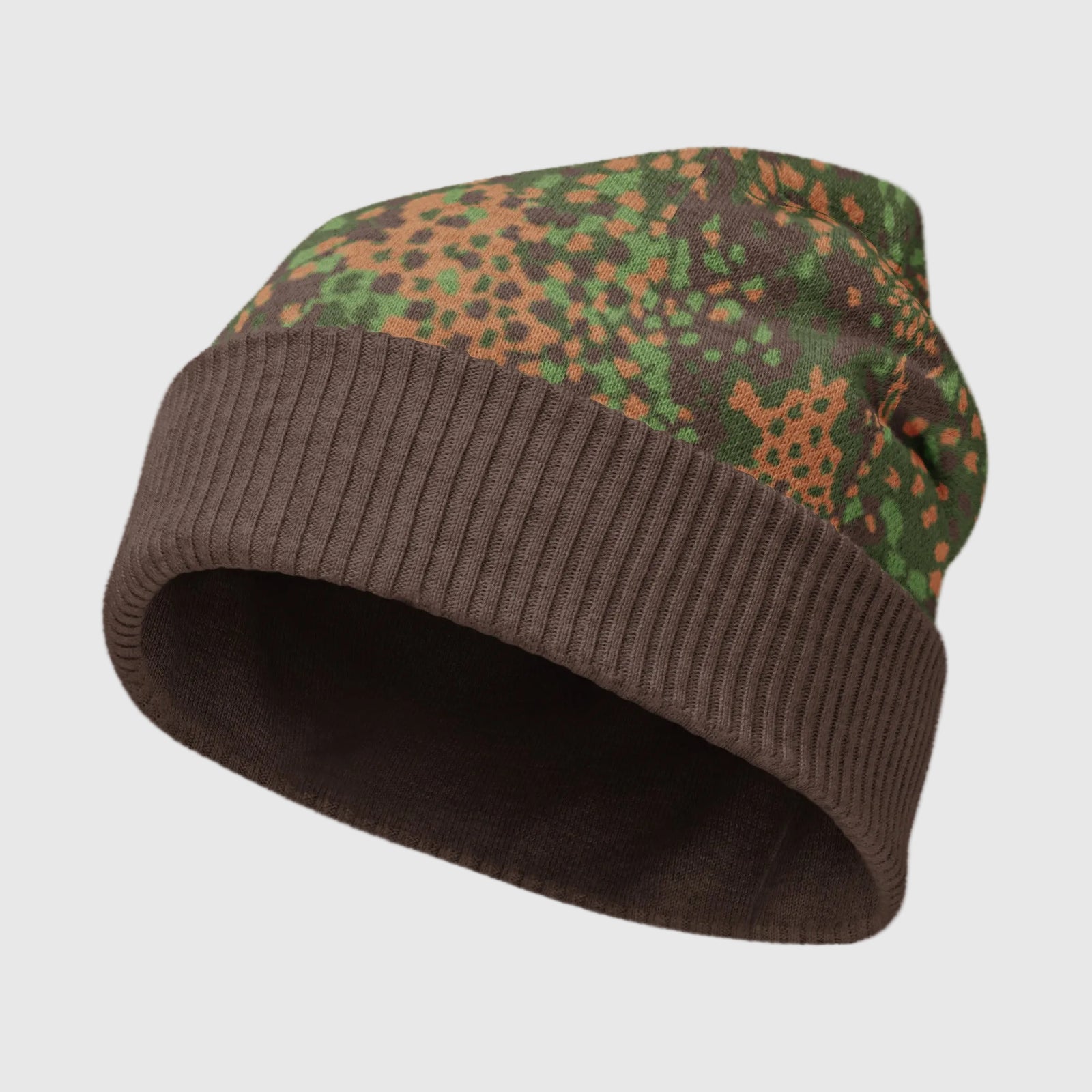 Erbsenmuster Pea Pattern Knitted Camouflage-patterned beanie on a white background